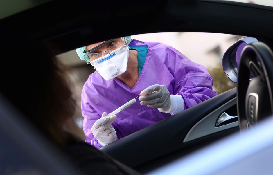 Doktor Roxana Sauer ze szpitala w Groß-Gerau w Niemczech pobiera próbkę śliny.
