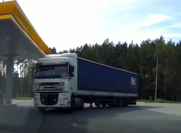 Kierowca ciężarówki był tak pijany, że nie wiedział, w jakim kraju jest. Uświadomili mu to dopiero policjanci [WIDEO]