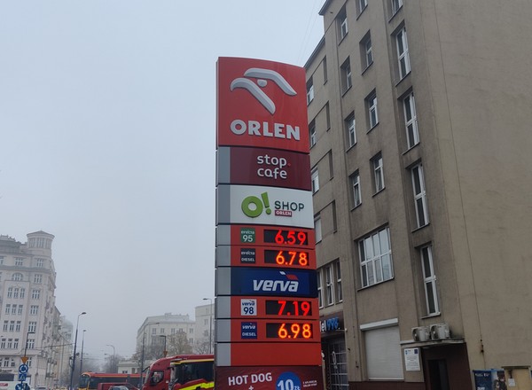 Nowe paliwo wpływa na ceny? Niepokoi diesel, ale są też dobre informacje