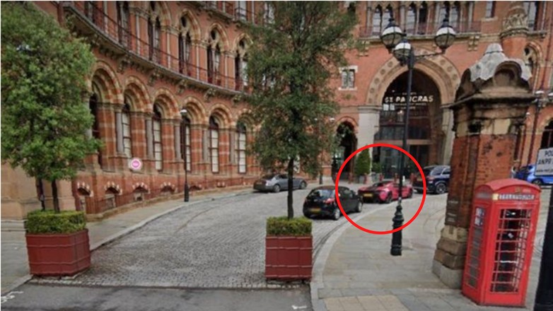 Różowy McLaren w Wielkiej Brytanii (fot. Google Street)