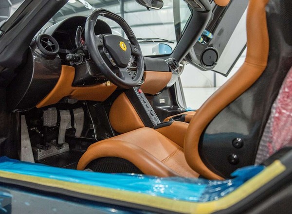 Unikatowe Ferrari Enzo bez przebiegu do kupienia na aukcji. Właściciel nawet go nie rozpakował