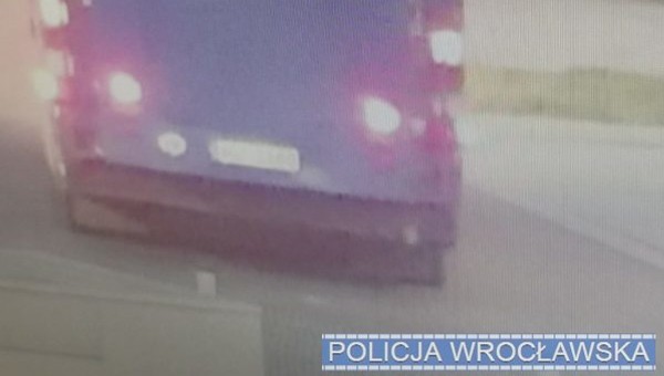 Policjanci zatankowali radiowóz i zauważyli płaczącego chłopca. Ruszyli z nim w pościg