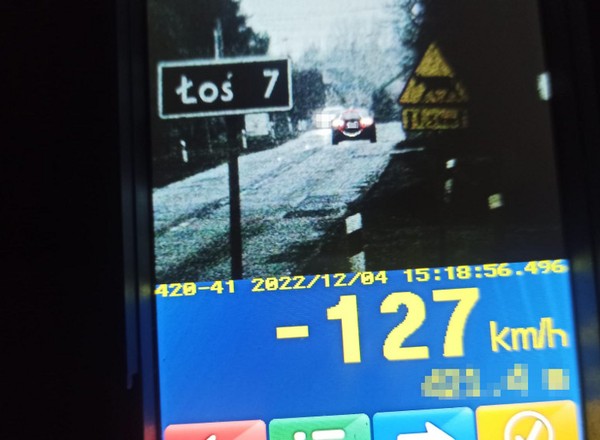 Spieszył się na mecz. Tak bardzo, że nie zauważył oznakowanego radiowozu