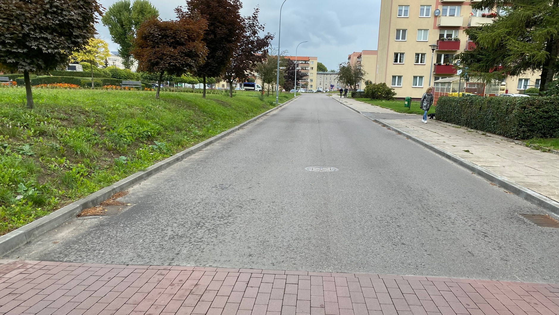 Osiedlowa droga z niewyznaczonymi pasami ruchu