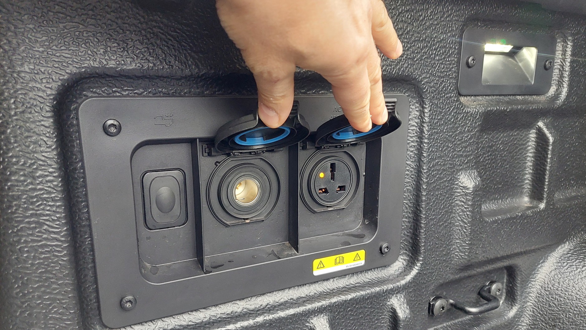 W lewej burcie skrzyni ładunkowej znajdują się: sterownik elektrycznie suwanej rolety i dwa gniazda zasilające: 12 V i 230 V 400 W.