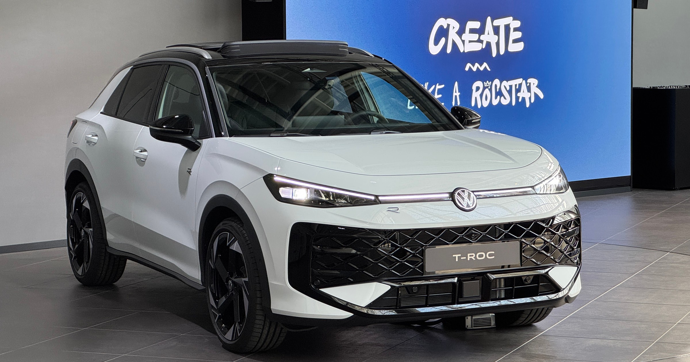 Na otwierającym zdjęciu oczywiście nowy Volkswagen T-Roc. Większy i bardzo hybrydowy