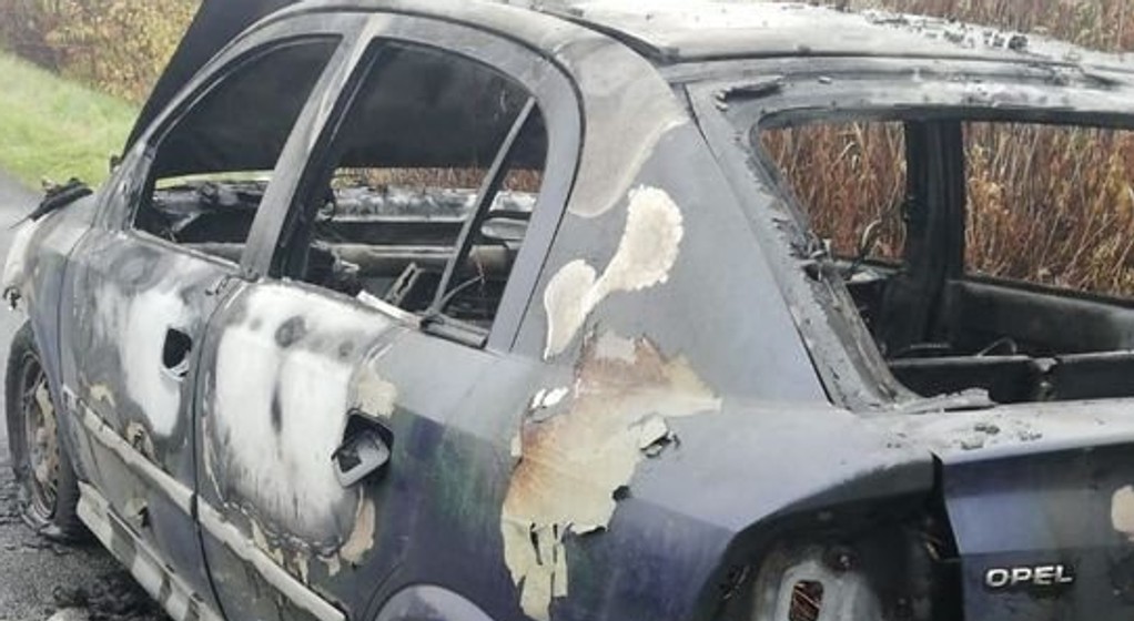 Kobieta uwięziona w płonącym Oplu