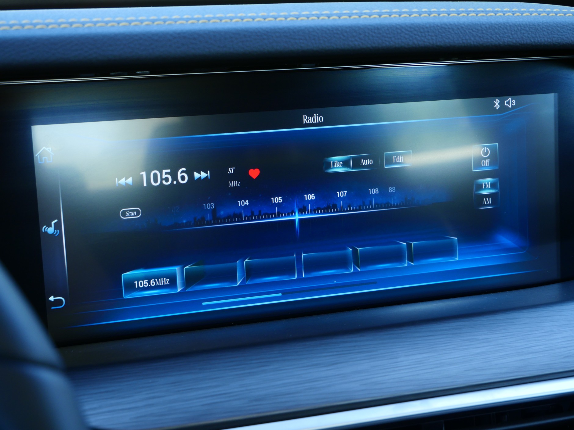 Znów radio bez RDS-u, za to z grafiką rodem z tanich, chińskich tabletów.