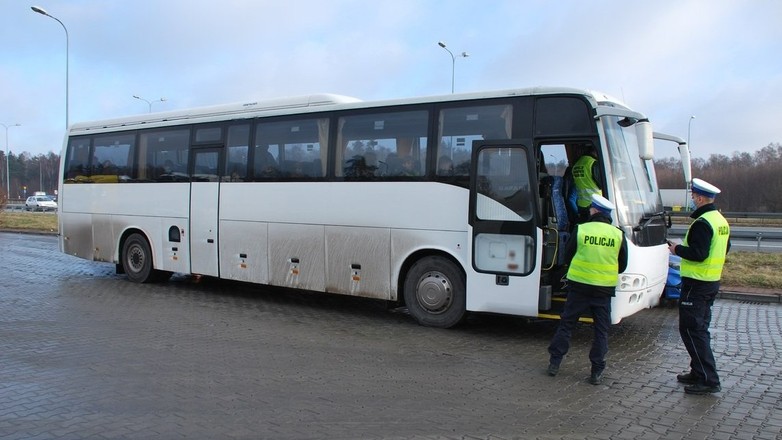 Kontrola policyjna autokaru przed wyjazdem na ferie
