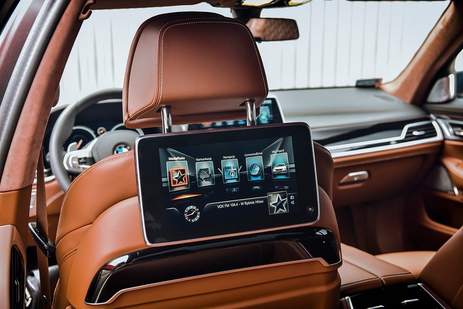 BMW M760Li