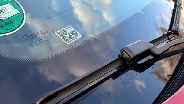 Kod QR na szybie samochodu