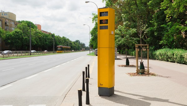 Włączyli zupełnie nowy fotoradar. Kierowca Audi już zdążył wpaść, bo jest tu niski limit