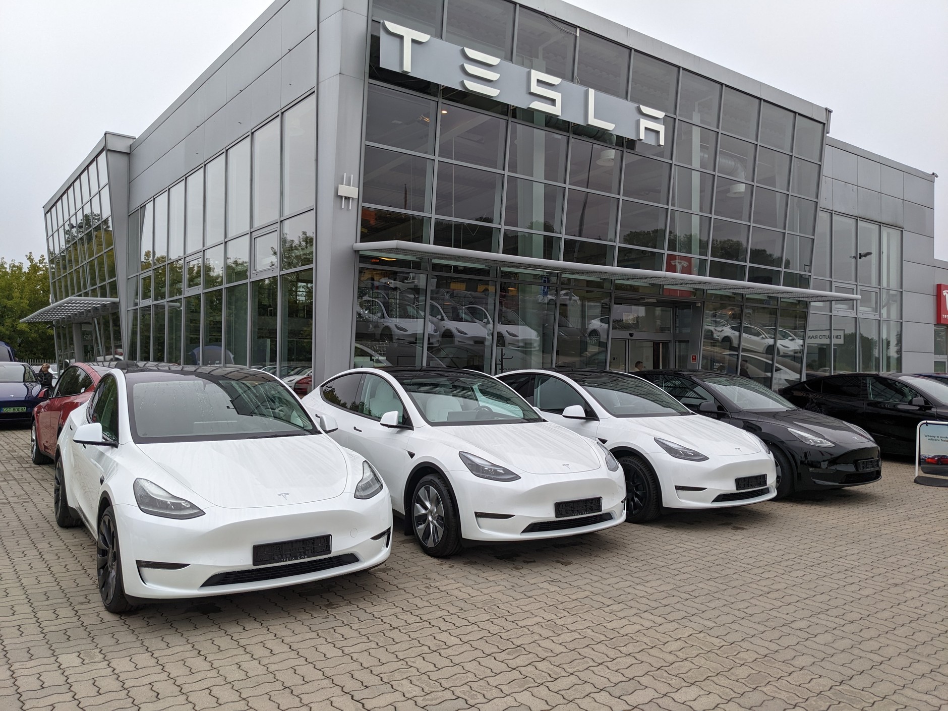 Odbiór nowej Tesli Model Y z salonu