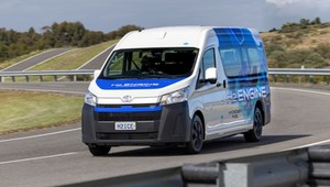 Jeszcze "spaliniaki" nie zginęły? Ta Toyota Hiace ma silnik V6, który nie spala benzyny