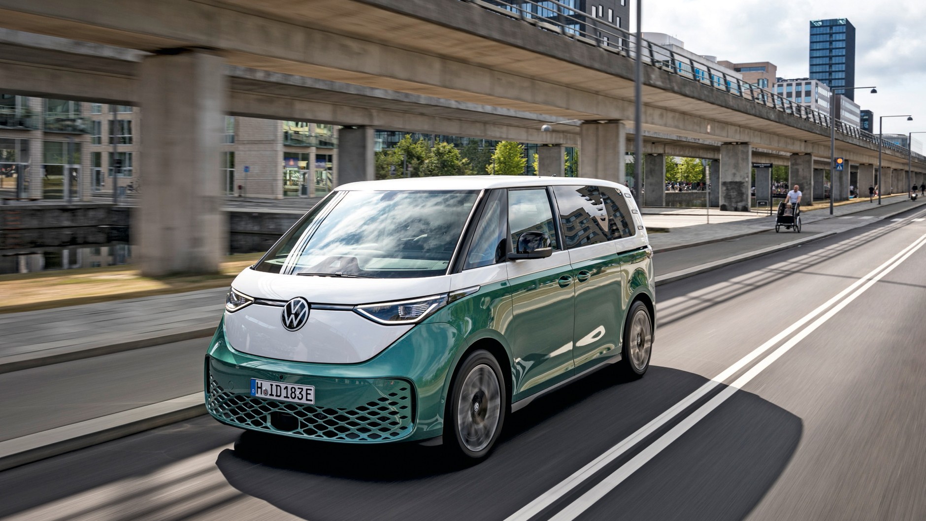 VW ID. Buzz, moc 204 KM, zasięg (WLTP) 423 km, czas ładowania (5-80 proc.) 30 min, cena od 248 091 zł