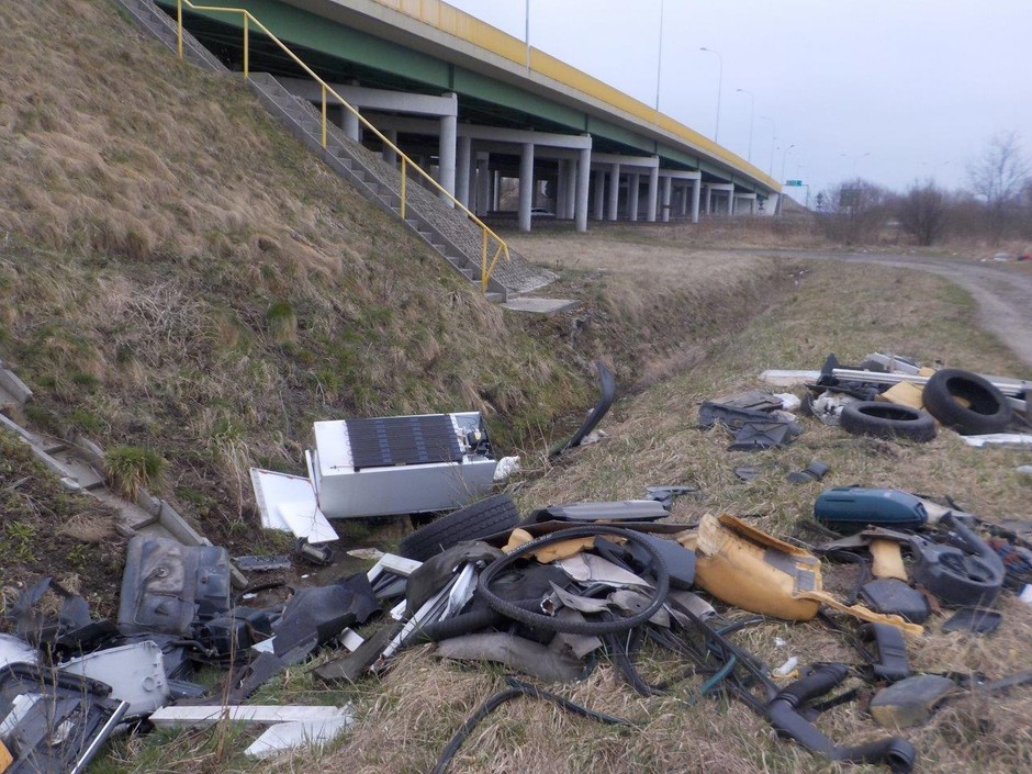 Śmieci pozostawione przy wiadukcie drogi krajowej