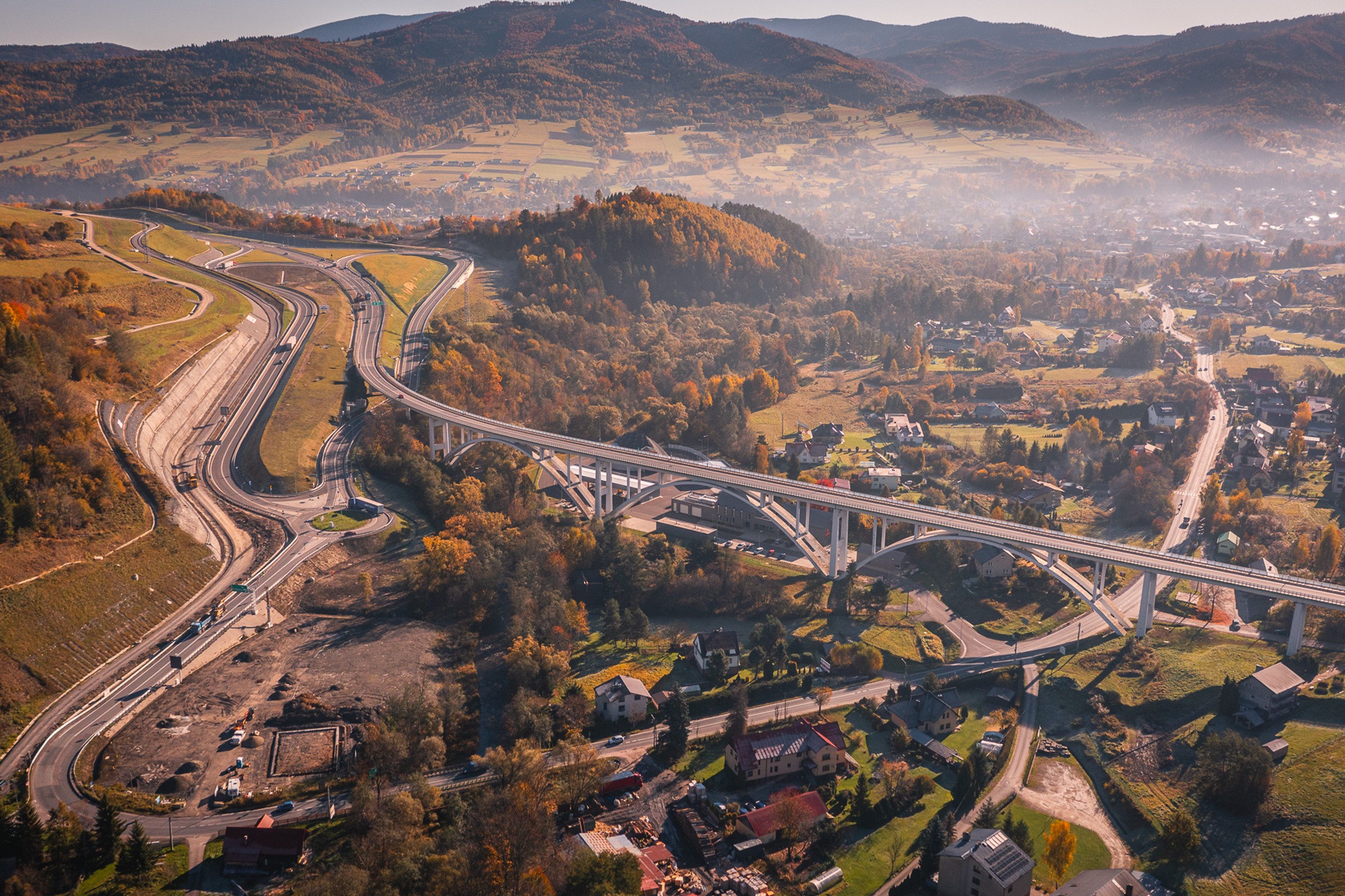 Tak wygląda najbardziej spektakularna ekspresówka w Polsce. Kierowcy już mogą nią jeździć [WIDEO]