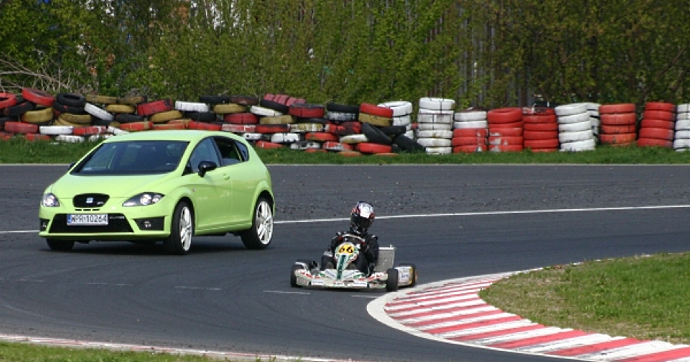 Seat Leon vs kart