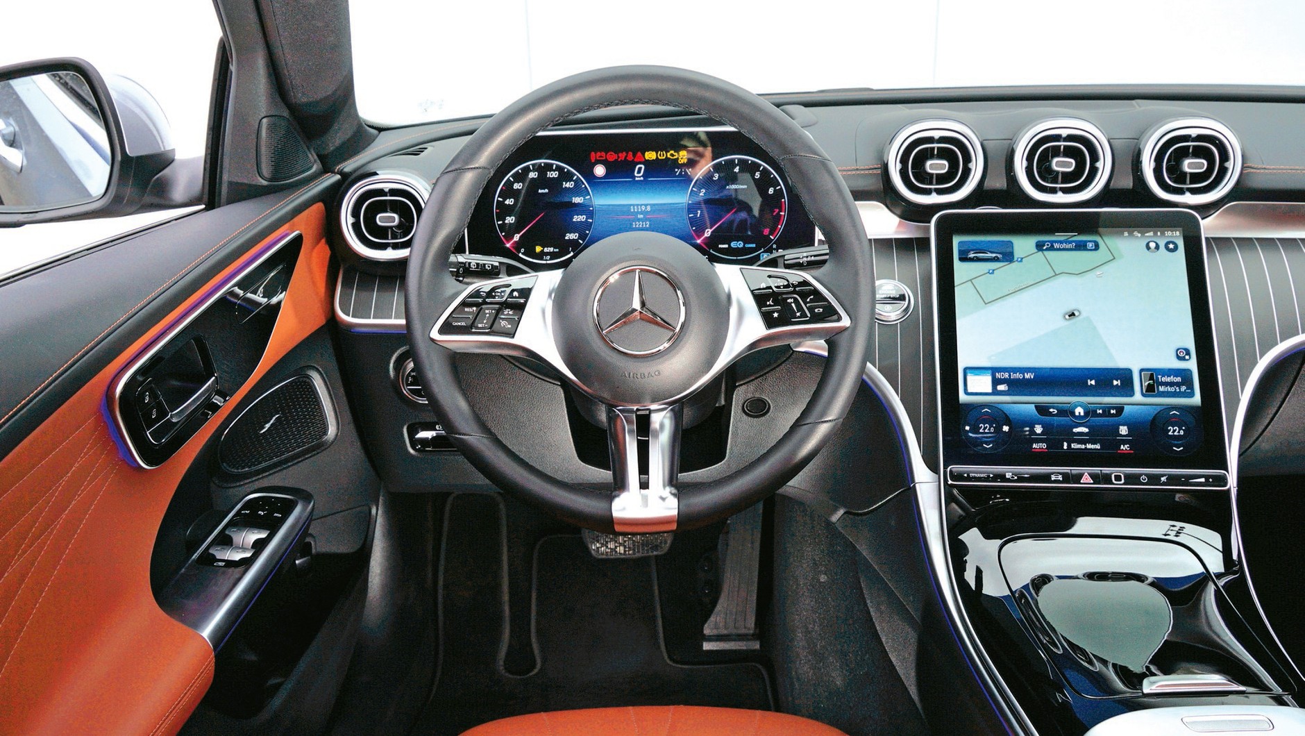 Mercedes klasy C kombi 2022 - 11,9-calowy ekran dotykowy z bardzo wyraźną optyką i klarownymi poziomami menu.