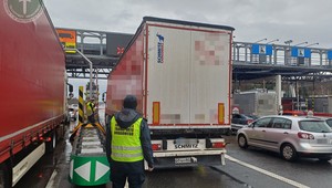 Zablokowano zagraniczną ciężarówkę na A4. Pod bramki wezwano służby