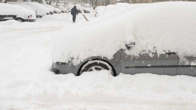 Zasypane śniegiem samochody na parkingu
