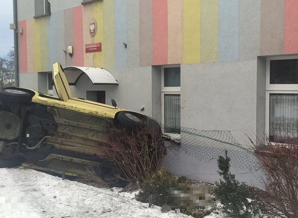 21-latka staranowała Fiatem Panda wejście do przedszkola