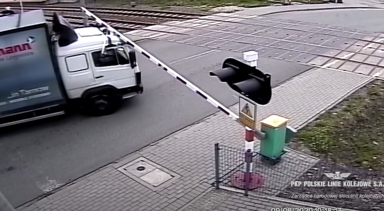 Wyczyny kierowców na przejeździe kolejowym - PKP publikują film