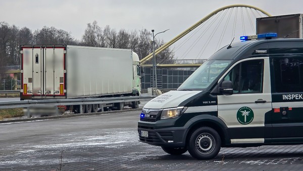 Miejsce kontroli tureckiego zestawu ciężarowego. Zespół pojazdów zatrzymali funkcjonariusze mazowieckiej Inspekcji Transportu Drogowego na drodze ekspresowej S8 (MOP Gurba), w pobliżu Żyrardowa