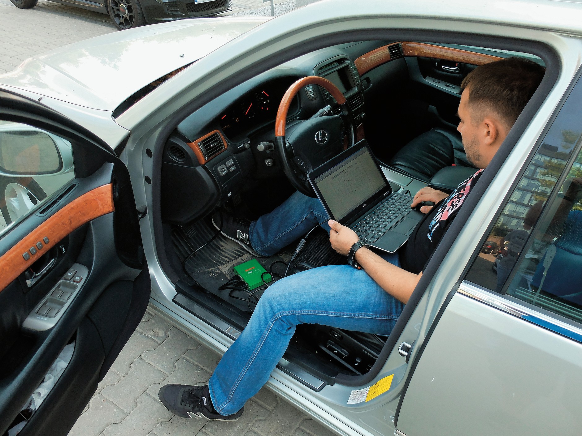 Nawet stary Lexus miał w pamięci zapis przebiegu kolizji sprzed lat. Tak dało się stwierdić, że nie był całkiem bezwypadkowy