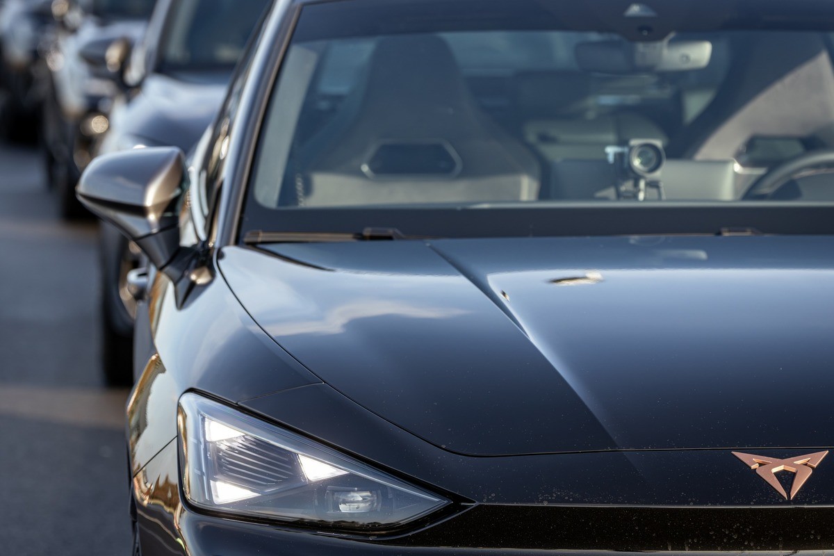 Nowe nieoznakowane radiowozy policji. To 333-konne Cupry