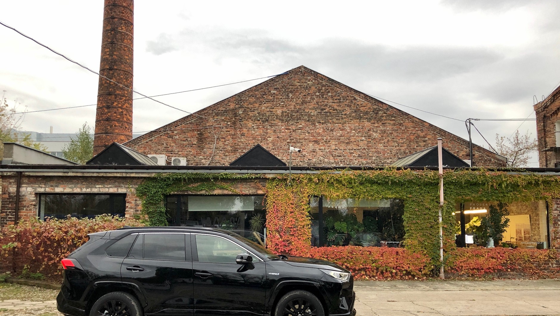 Wymarzone auto kobiet? Benzynowy czarny SUV Toyoty z automatem