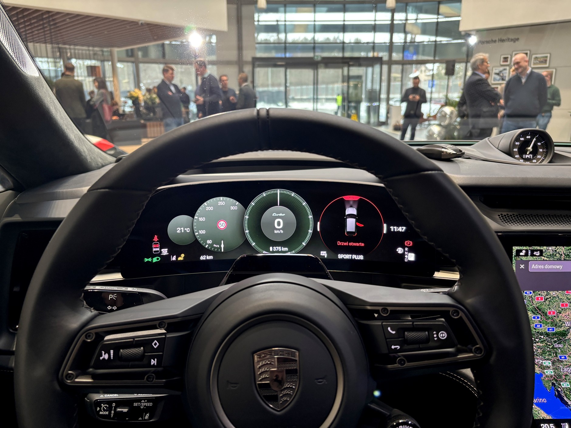 Premiera Cayenne Electric w Porsche Centrum Warszawa Wawer