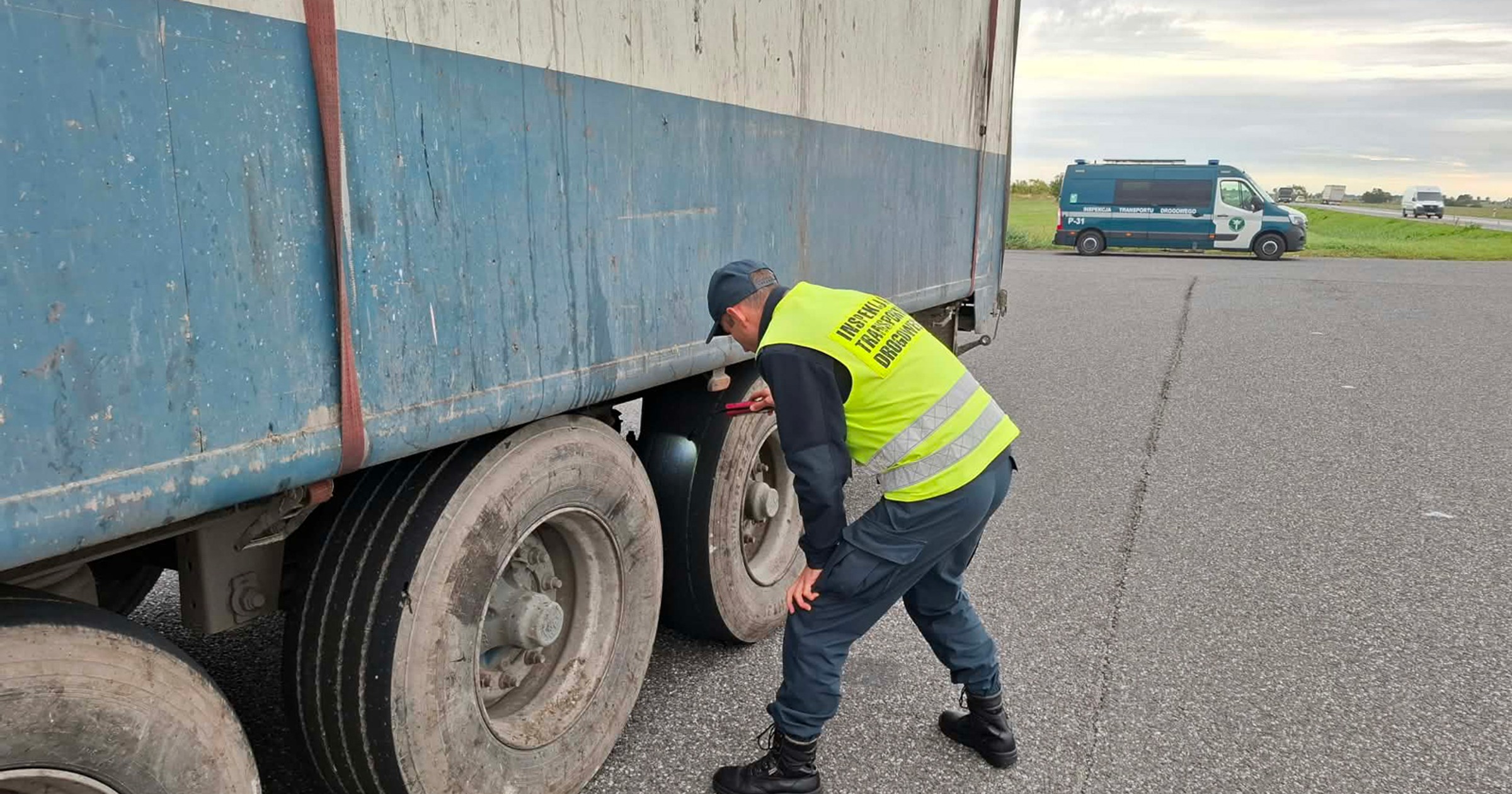 Inspektor ITD kontrolujący naczepę przewożącą odpady komunalne