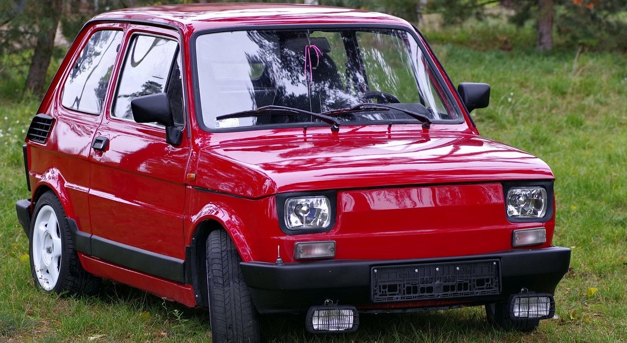 Legenda PRL ma się świetnie. Liczba zachowanych fiatów 126p zdumiewa. Niskie przebiegi mogą mieć drugie dno