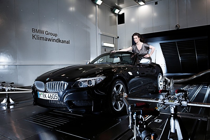 Kobieta po tuningu i BMW Z4 bez tuningu