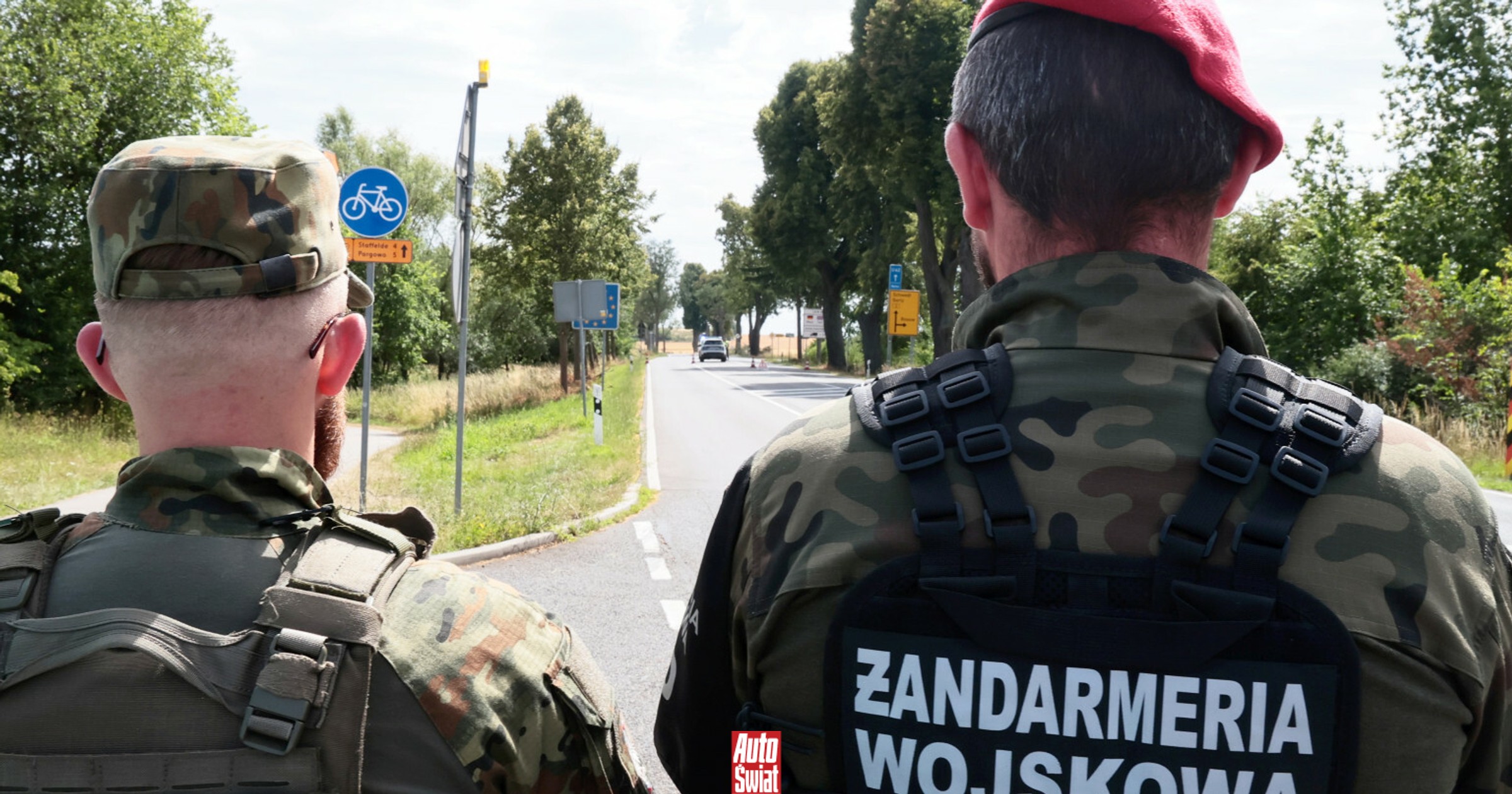 Żołnierze sprawdzają auta przy cmentarzu. Kto ma kamerę cofania, musi ją zakleić