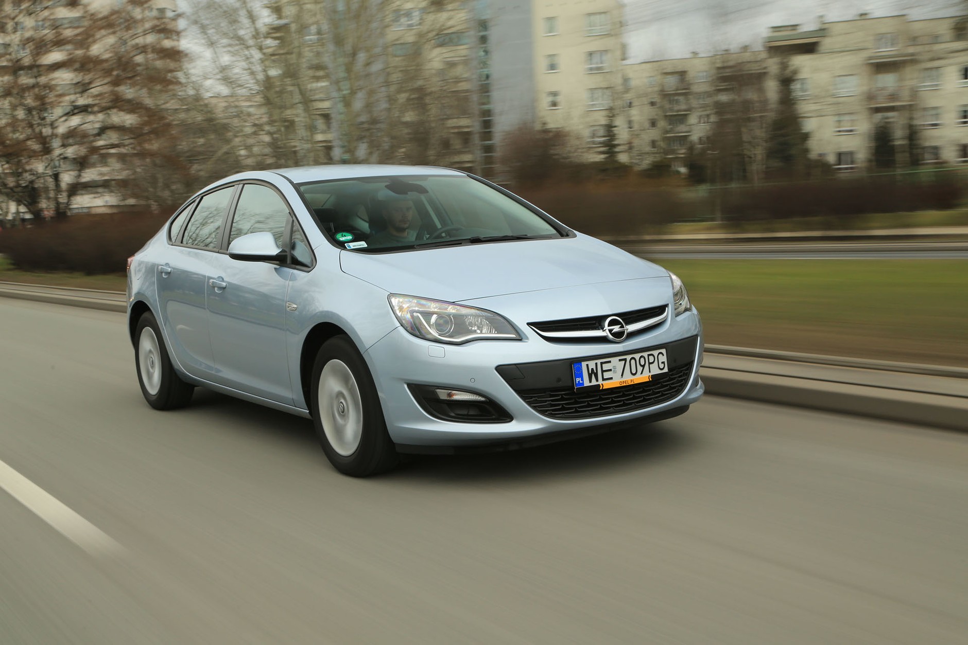 Opel Astra 1.4 Turbo LPG - nocny sedan zasilany gazem