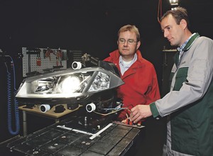 Test 12 lamp ksenonowych. Sprawdzamy, czy droższe lampy lepiej świecą?