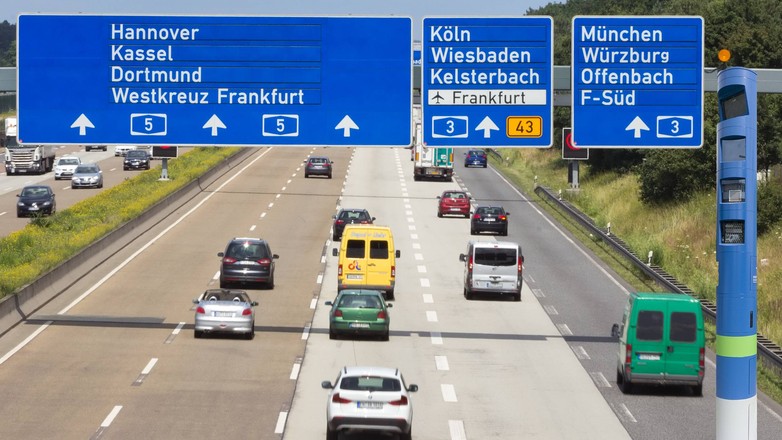 Niebieski słupek przy niemieckiej drodze Co oznacza