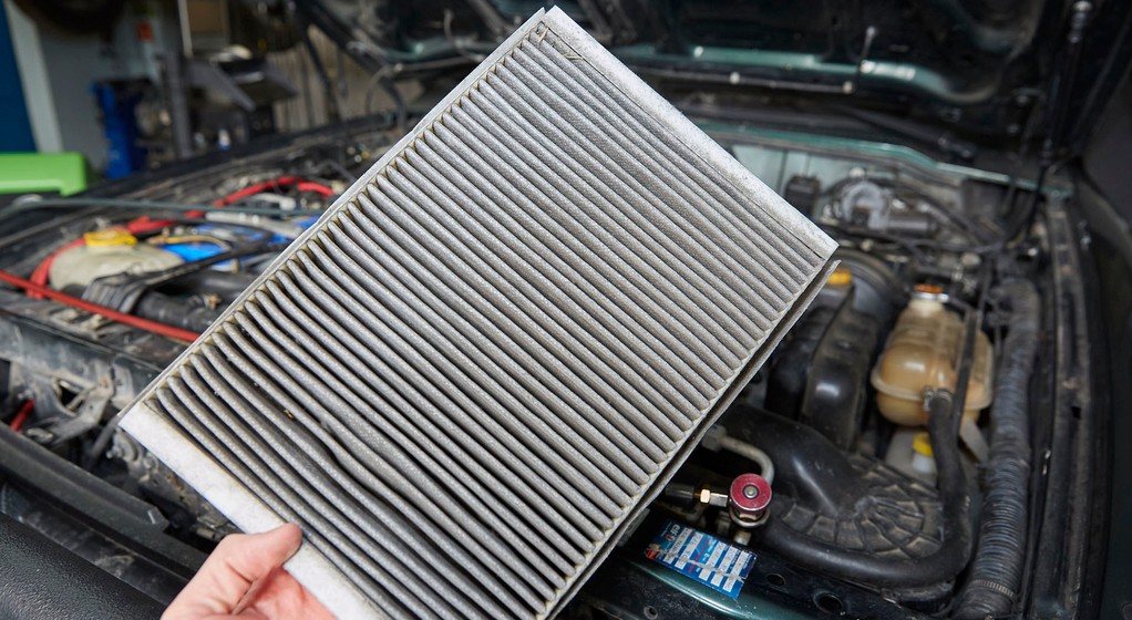 Wiosna to okres wzmożonego pylenia roślin, ale to wcale niejedyny powód, żeby wymienić filtr kabinowy w aucie.