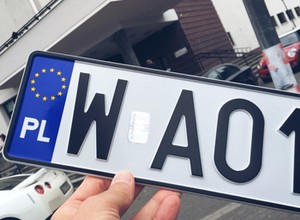 Kontrowersyjne tablice rejestracyjne – czy każdy może z nich skorzystać?