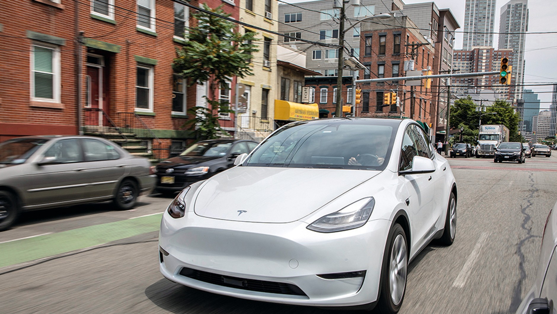 Tesla Model Y (2021) – "bogata" wersja sprzed liftingu wygląda z zewnątrz gorzej od "biednej" ale poliftingowej.