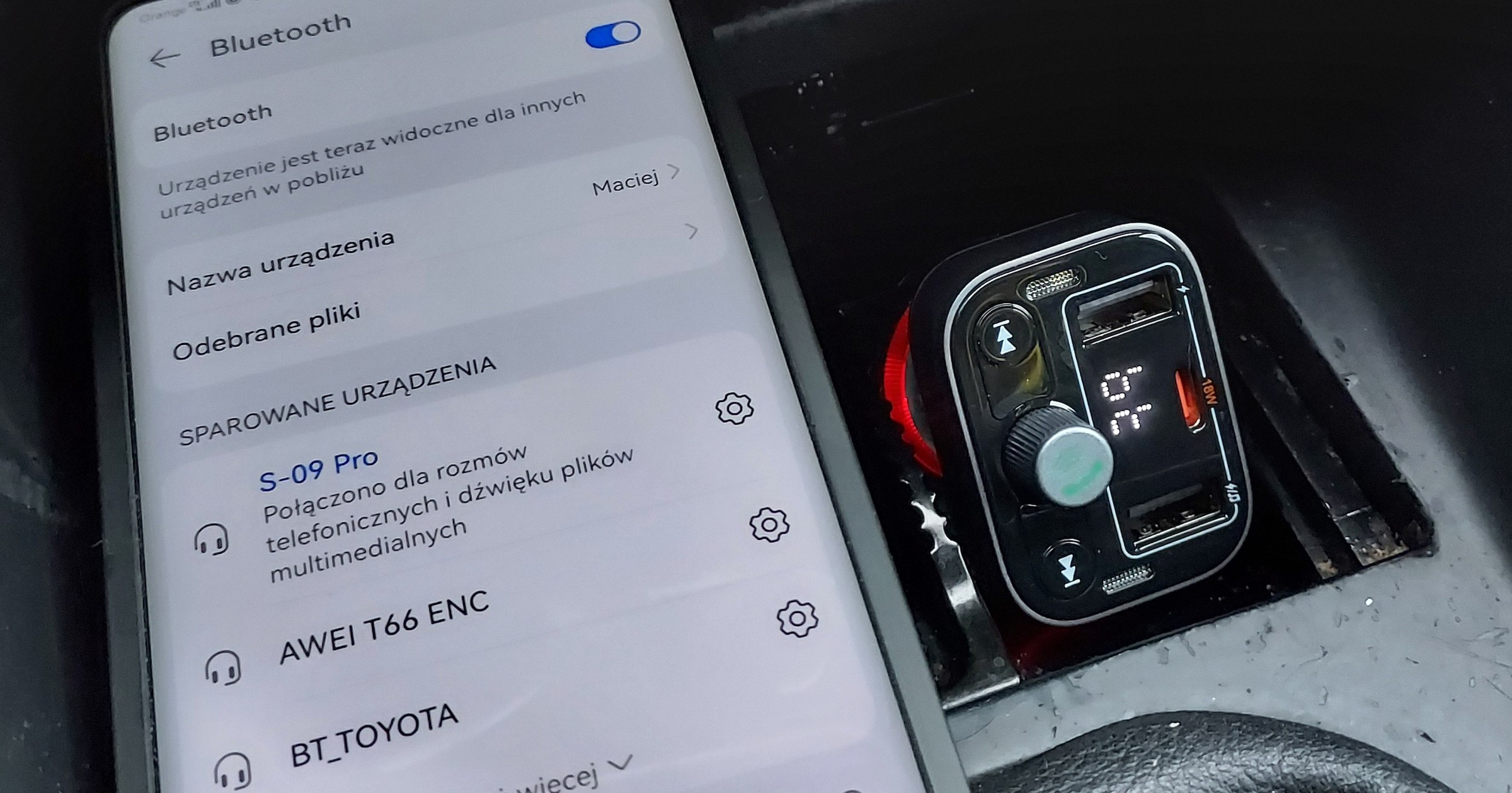 Transmiter FM trzeba sparować z telefonem za pomocą łącza Bluetooth