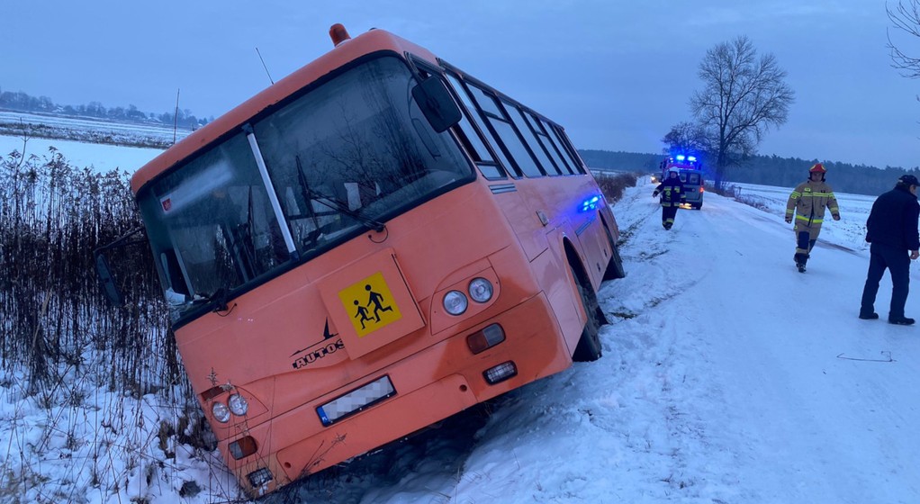 Autobus przewożący dzieci wjechał do rowu. 13-latka trafiła do szpitala