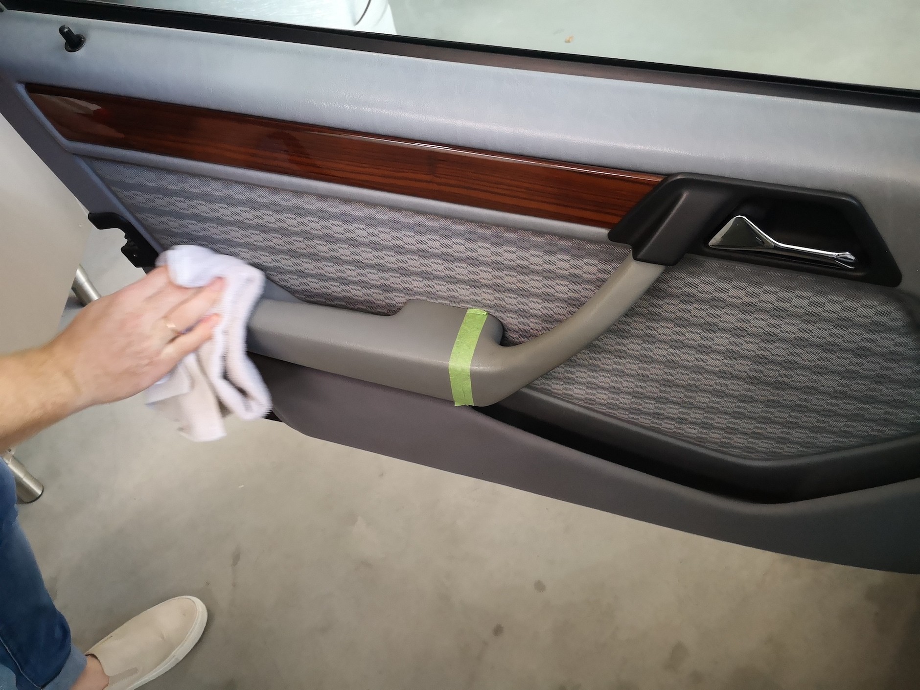 Czyszczenie i dezynfekcja wnętrza: plastiki, zwłaszcza jasne, najpierw czyścimy szczotką, potem szmatką