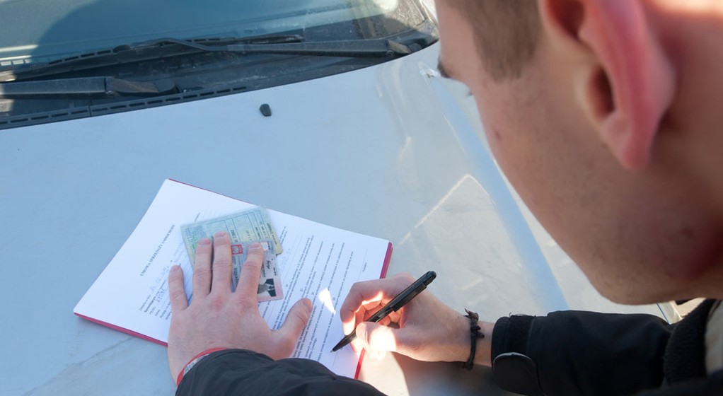 Co powinno znaleźć się w umowie kupna-sprzedaży auta?