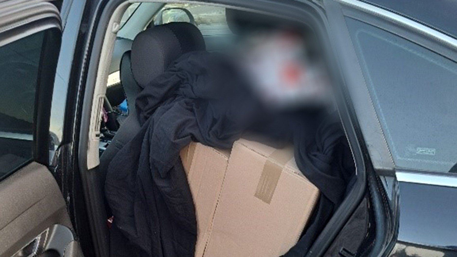 Auto było wypełnione po sufit nielegalnymi papierosami