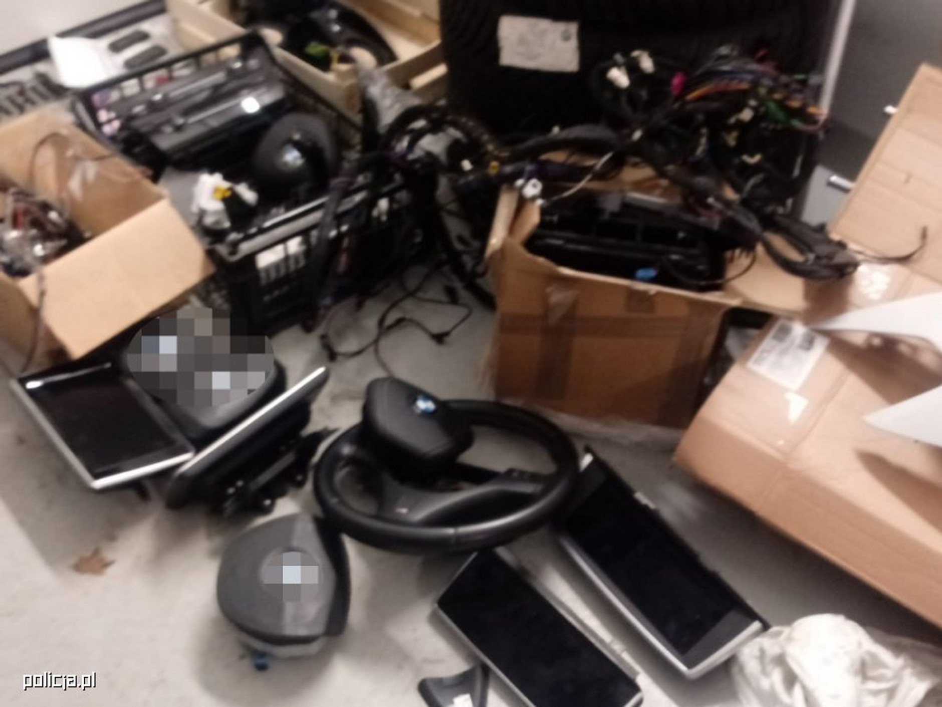 Policjanci dotarli do dziupli samochodowej