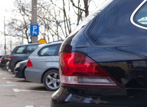 Nocowanie w samochodzie na parkingu. Sprawdź, gdzie jest to legalne