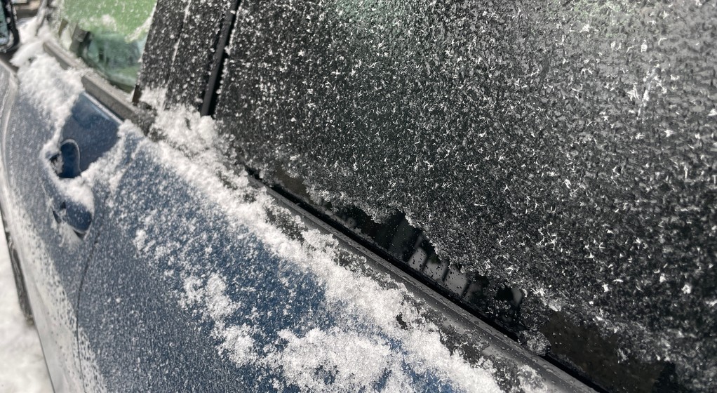 Lód na szybach samochodu w zimie